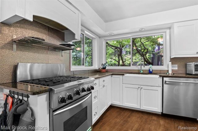22636 King Richard Court, Beverly Hills, MI 48025