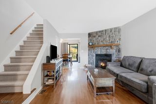 404 Willow Ct, Raritan Twp., NJ 08822