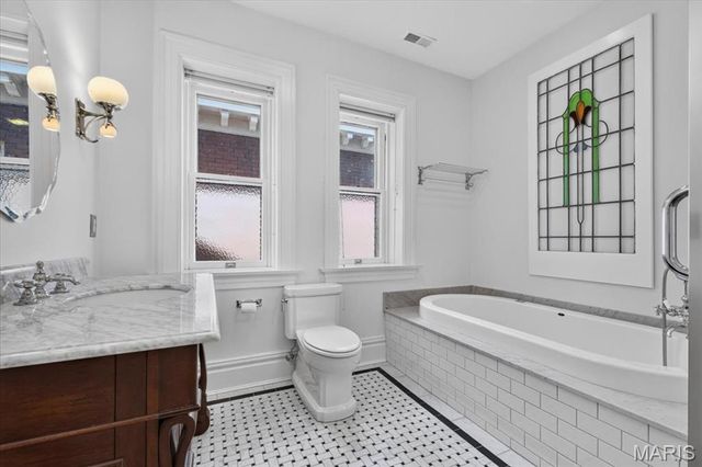 5095 Westminster Place, St Louis, MO 63108