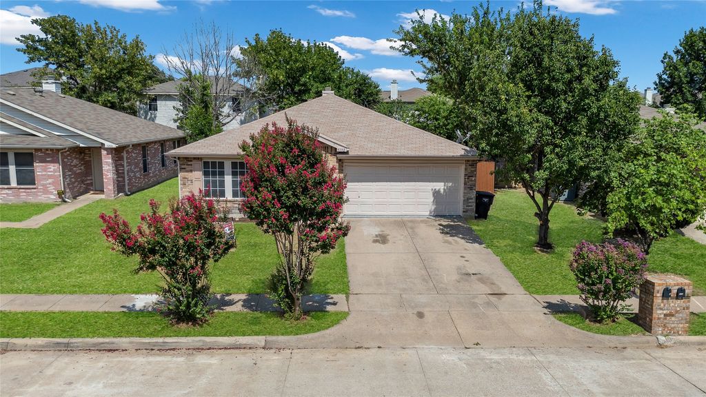 5132 Bedfordshire Drive, Fort Worth, TX 76135 — exterior