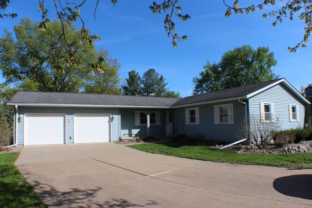 8 Apache Court, Eldridge, IA 52748
