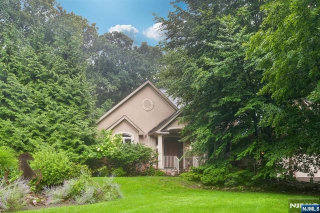 922 Hilltop Terrace, Franklin Lakes, NJ 07417
