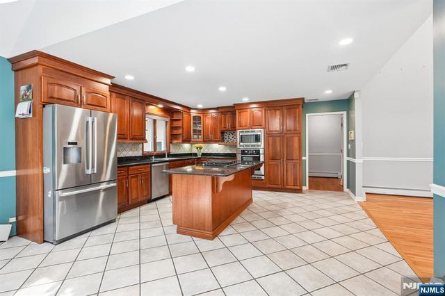 922 Hilltop Terrace, Franklin Lakes, NJ 07417