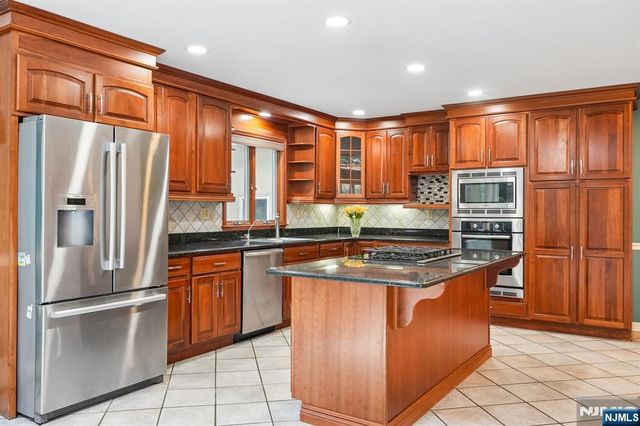 922 Hilltop Terrace, Franklin Lakes, NJ 07417