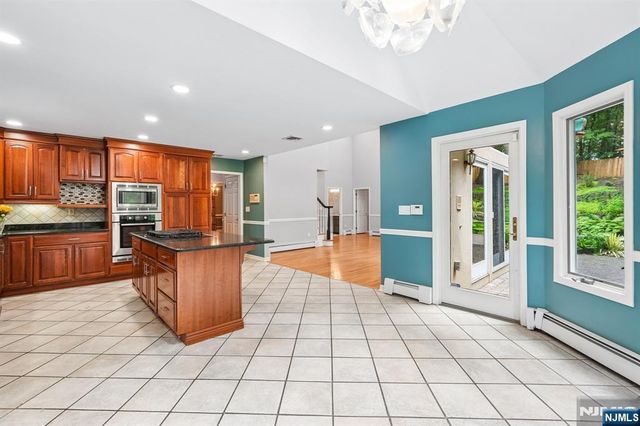 922 Hilltop Terrace, Franklin Lakes, NJ 07417