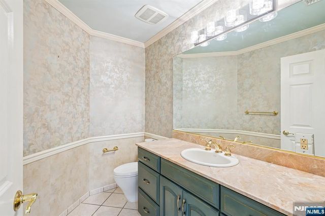 922 Hilltop Terrace, Franklin Lakes, NJ 07417