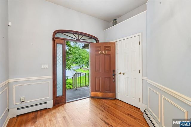 922 Hilltop Terrace, Franklin Lakes, NJ 07417