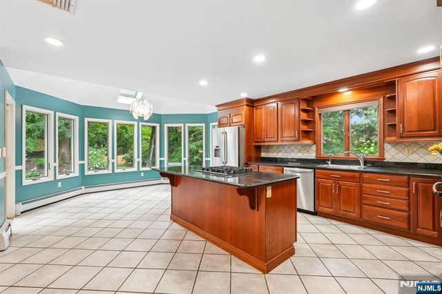 922 Hilltop Terrace, Franklin Lakes, NJ 07417