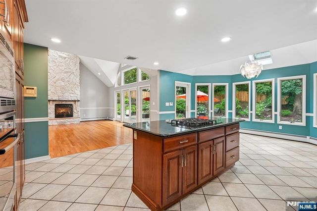 922 Hilltop Terrace, Franklin Lakes, NJ 07417