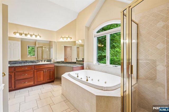 922 Hilltop Terrace, Franklin Lakes, NJ 07417