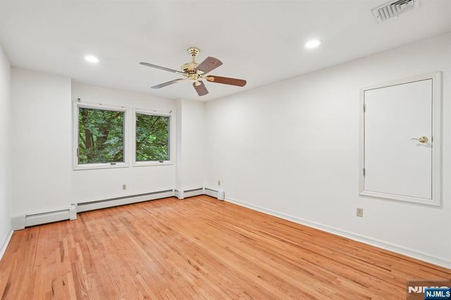 922 Hilltop Terrace, Franklin Lakes, NJ 07417