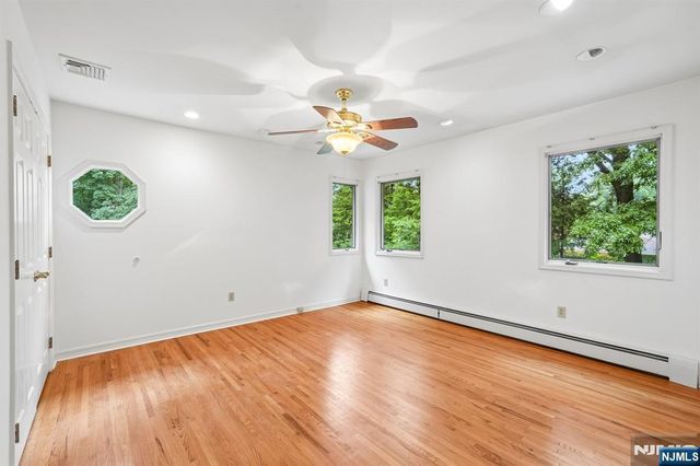 922 Hilltop Terrace, Franklin Lakes, NJ 07417