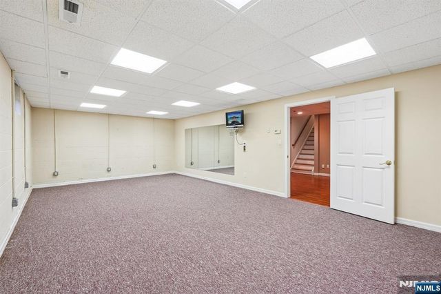 922 Hilltop Terrace, Franklin Lakes, NJ 07417
