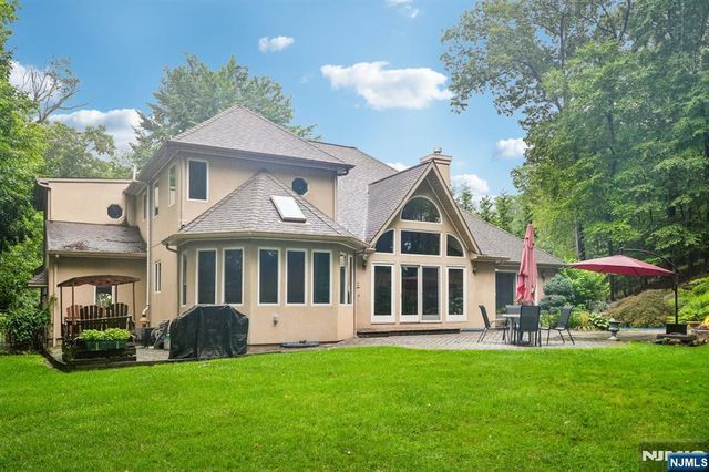 922 Hilltop Terrace, Franklin Lakes, NJ 07417