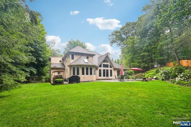922 Hilltop Terrace, Franklin Lakes, NJ 07417