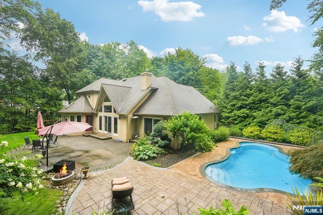 922 Hilltop Terrace, Franklin Lakes, NJ 07417