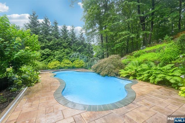 922 Hilltop Terrace, Franklin Lakes, NJ 07417
