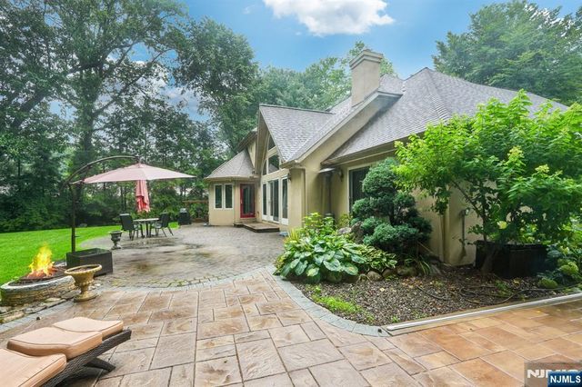 922 Hilltop Terrace, Franklin Lakes, NJ 07417