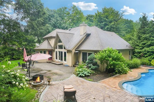 922 Hilltop Terrace, Franklin Lakes, NJ 07417