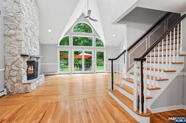 922 Hilltop Terrace, Franklin Lakes, NJ 07417