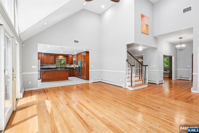 922 Hilltop Terrace, Franklin Lakes, NJ 07417