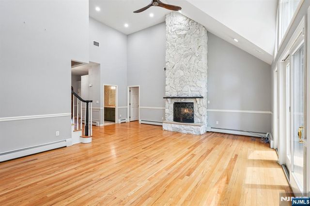 922 Hilltop Terrace, Franklin Lakes, NJ 07417