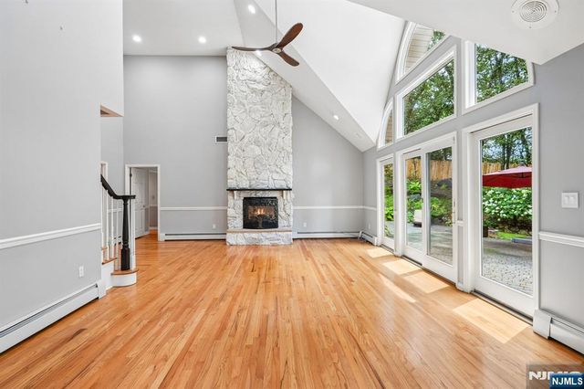 922 Hilltop Terrace, Franklin Lakes, NJ 07417