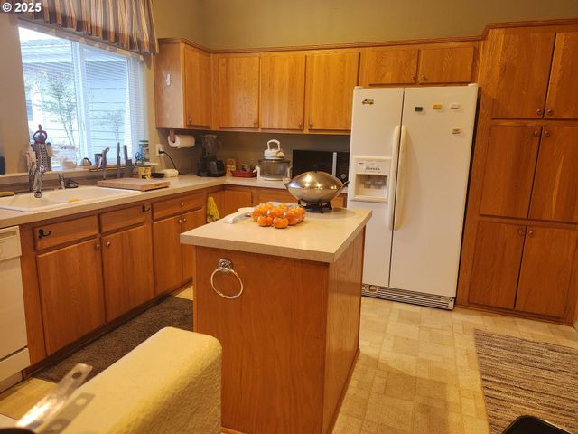 221 LAKELAND Dr, Lakeside, OR 97449