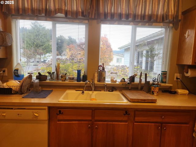 221 LAKELAND Dr, Lakeside, OR 97449