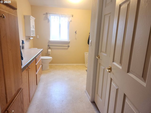 221 LAKELAND Dr, Lakeside, OR 97449