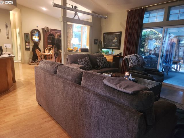 221 LAKELAND Dr, Lakeside, OR 97449