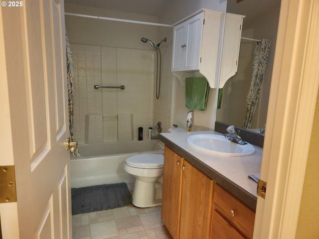 221 LAKELAND Dr, Lakeside, OR 97449