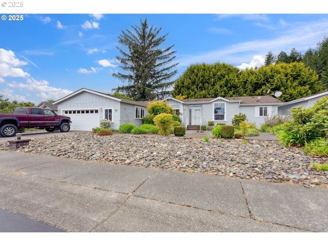 221 LAKELAND Dr, Lakeside, OR 97449
