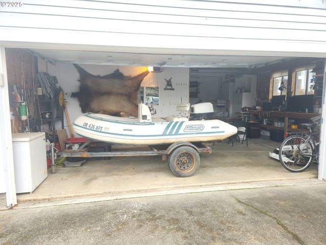 221 LAKELAND Dr, Lakeside, OR 97449