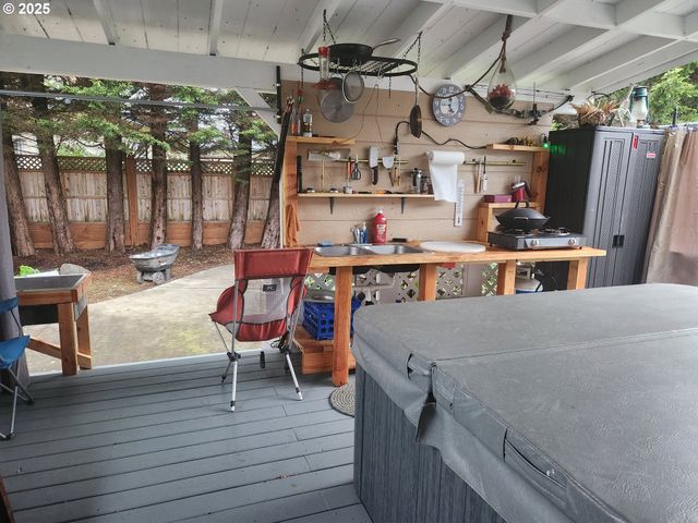 221 LAKELAND Dr, Lakeside, OR 97449