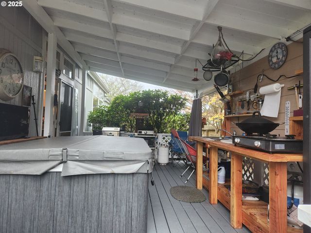 221 LAKELAND Dr, Lakeside, OR 97449