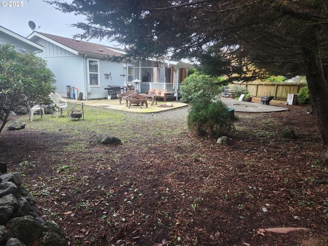 221 LAKELAND Dr, Lakeside, OR 97449