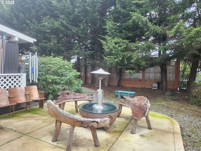 221 LAKELAND Dr, Lakeside, OR 97449