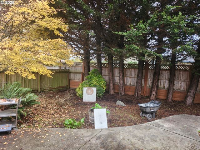 221 LAKELAND Dr, Lakeside, OR 97449