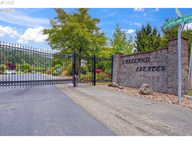 221 LAKELAND Dr, Lakeside, OR 97449