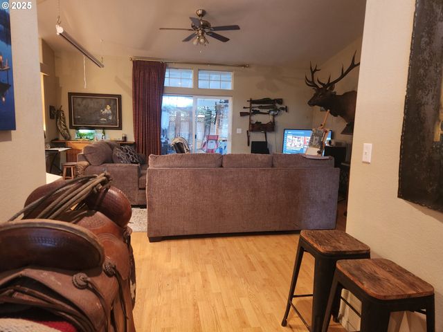 221 LAKELAND Dr, Lakeside, OR 97449