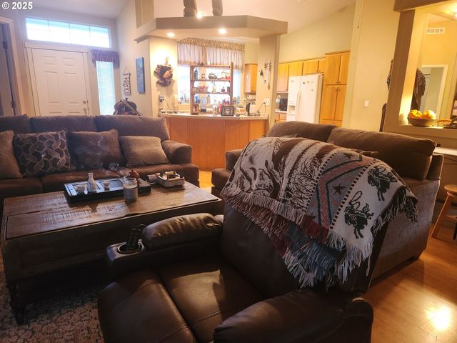 221 LAKELAND Dr, Lakeside, OR 97449