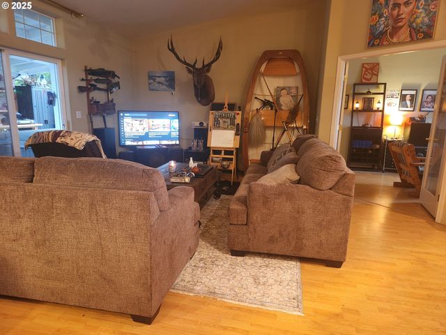 221 LAKELAND Dr, Lakeside, OR 97449