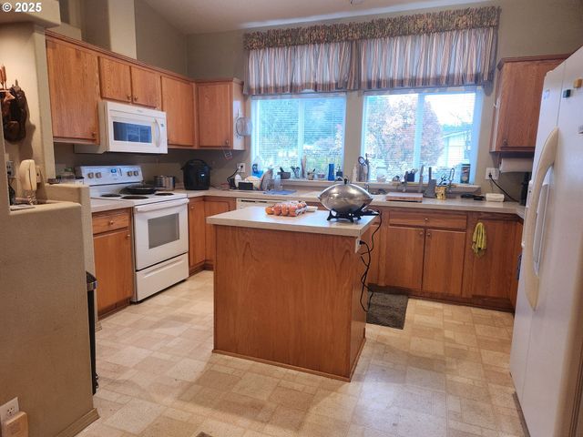 221 LAKELAND Dr, Lakeside, OR 97449