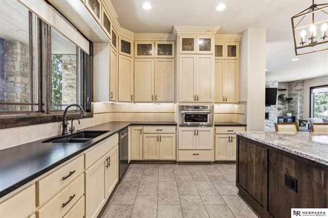 9414 Davenport Street, Omaha, NE 68114