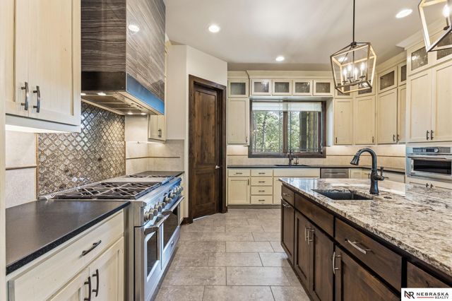 9414 Davenport Street, Omaha, NE 68114