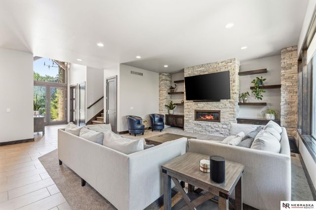 9414 Davenport Street, Omaha, NE 68114