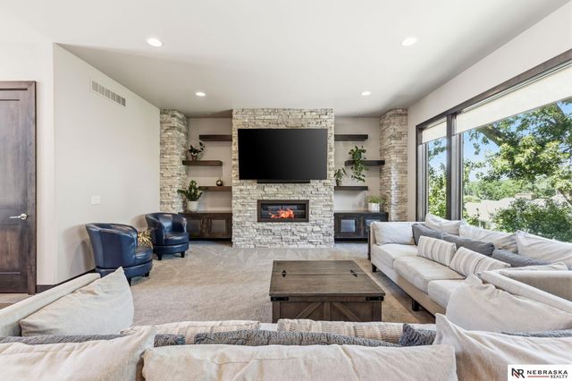 9414 Davenport Street, Omaha, NE 68114