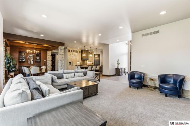 9414 Davenport Street, Omaha, NE 68114