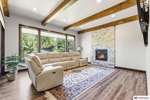 9414 Davenport Street, Omaha, NE 68114